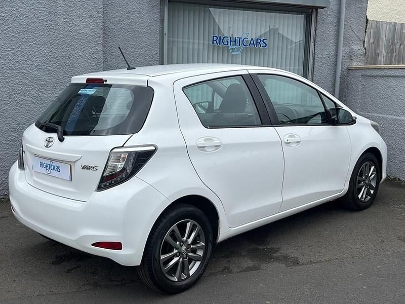 Begagnad Toyota Yaris 2014 Vit Halvkombi