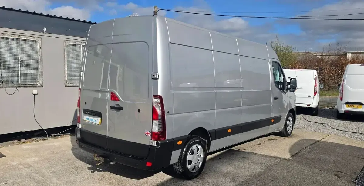 Used Renault Master Business 135 HP (99 kW) 2023 Grey MPV