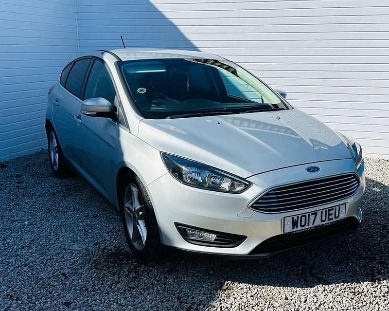 Usado Ford Focus Zetec 125 HP (91 kW) 2017 Prateado Citadino