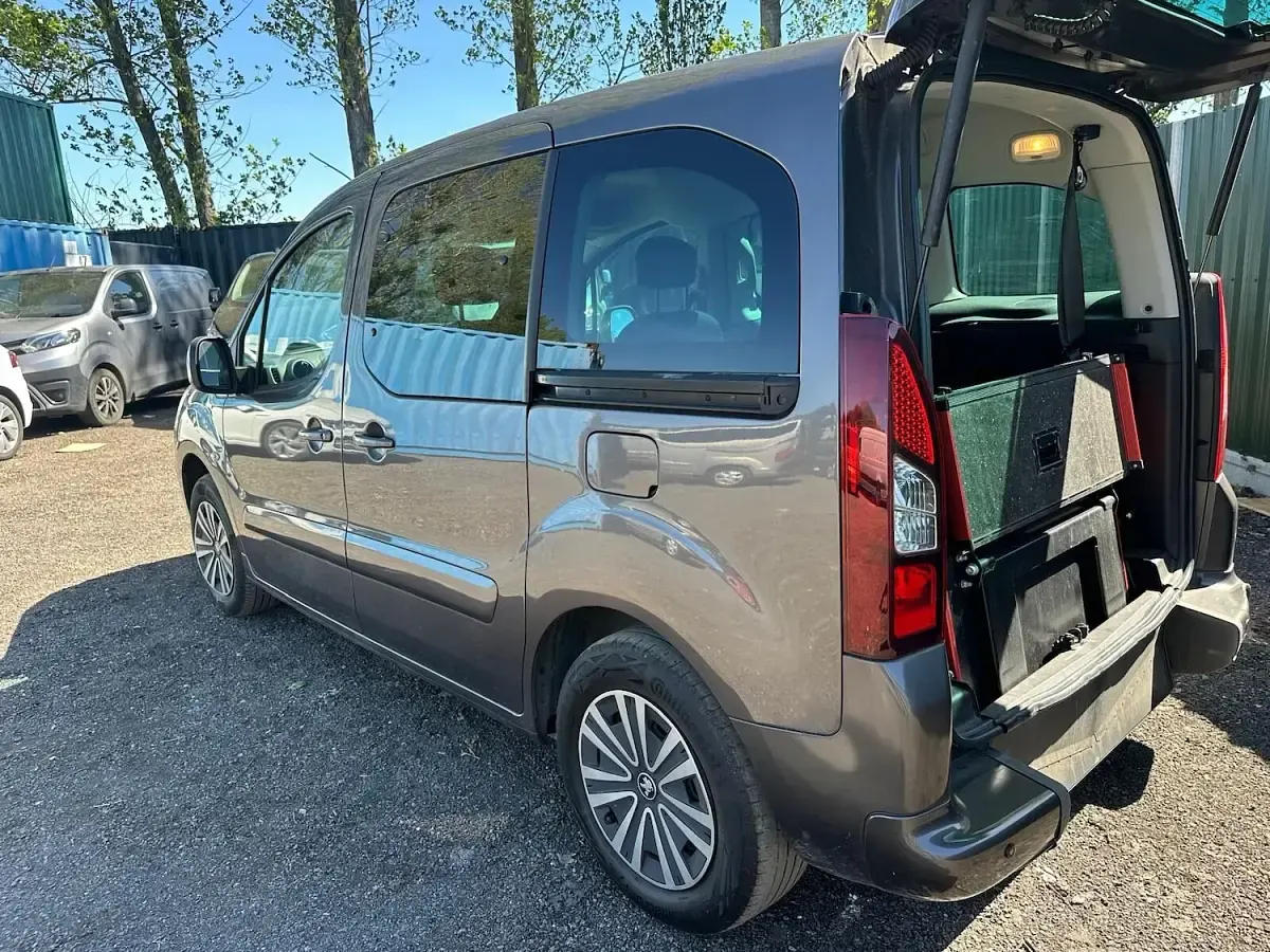 Used Peugeot Partner 98 HP (72 kW) 2018 Grey MPV