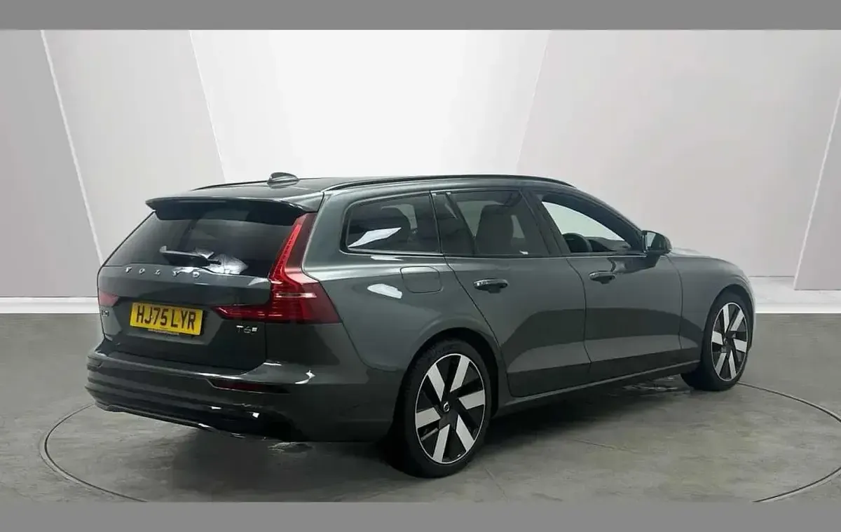 Used Volvo V60 Plus 344 HP (253 kW) 2025 Green Estate