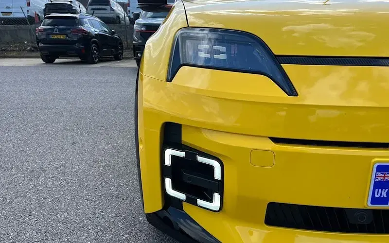 New Renault 5 E-Tech Iconic 110 kW (150 HP) 2026 Yellow Hatchback