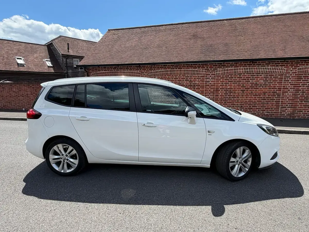 Used Vauxhall Zafira SRi 140 HP (102 kW) 2017 White MPV
