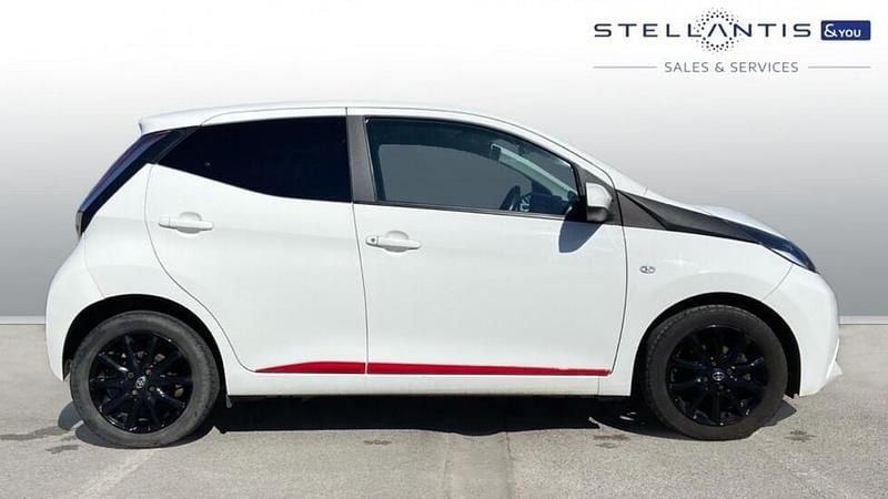 Usado Toyota Aygo x-press 67 HP (49 kW) 2017 Branco Citadino