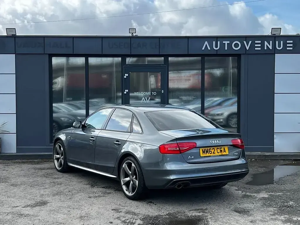 Usado Audi A4 Black Edition 177 HP (130 kW) 2013 Cinzento Sedan