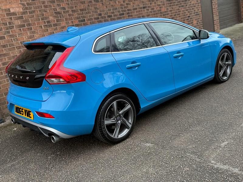Used Volvo V40 R-Design 190 HP (139 kW) 2016 Blue Hatchback