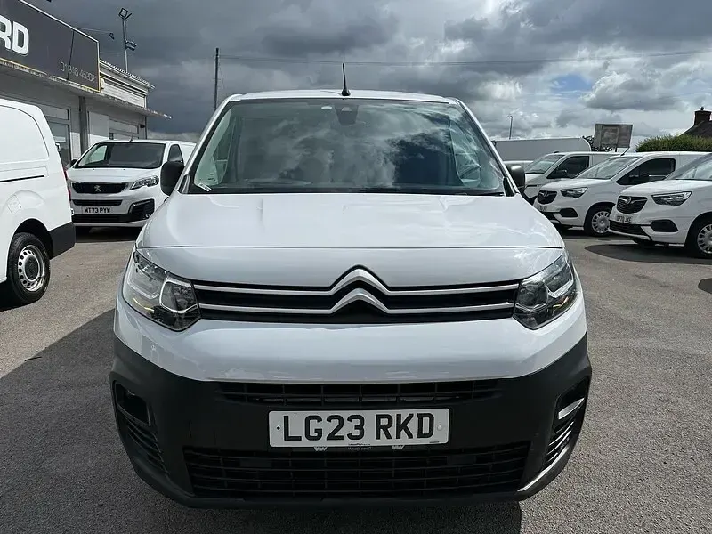 Used Citroën Berlingo 130 HP (95 kW) 2023 Icy white MPV