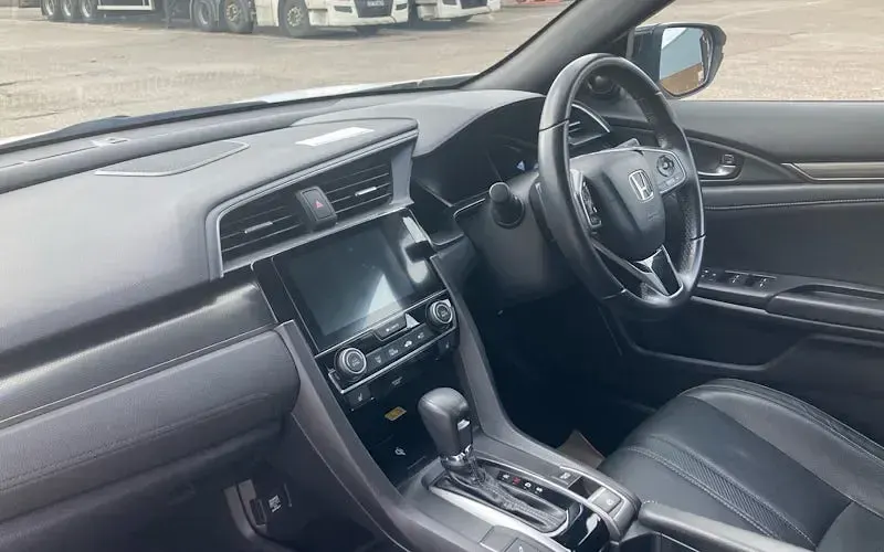 Used Honda Civic Prestige 182 HP (133 kW) 2019 White Hatchback