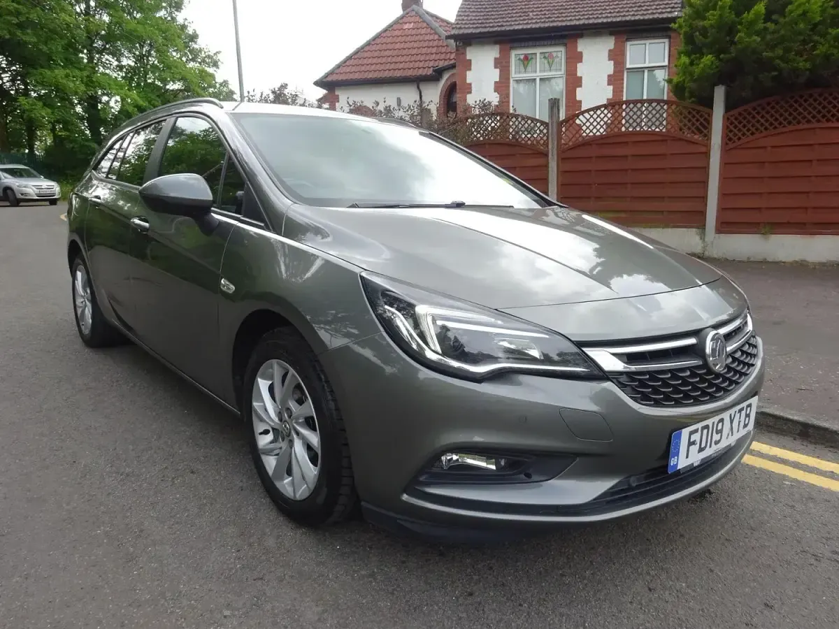 Usado Vauxhall Astra 110 HP (80 kW) 2019 Cinzento Carrinha
