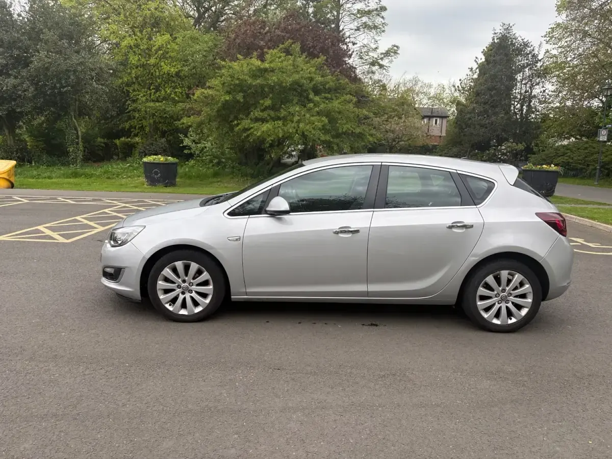 Second-hand Vauxhall Astra 2013 Argintiu Hatchback