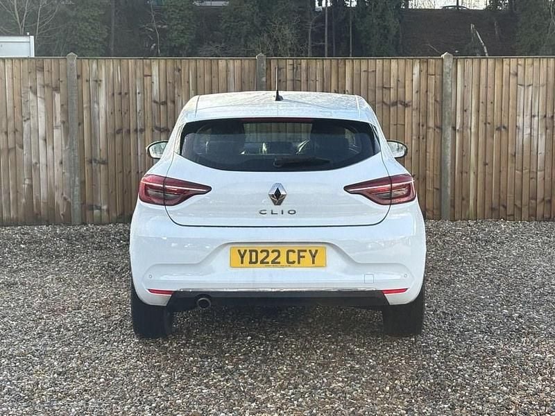 Used Renault Clio V SE 90 HP (66 kW) 2022 White Hatchback