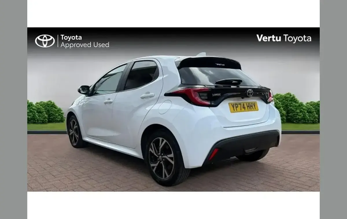 Used Toyota Yaris Design 113 HP (83 kW) 2024 White Hatchback