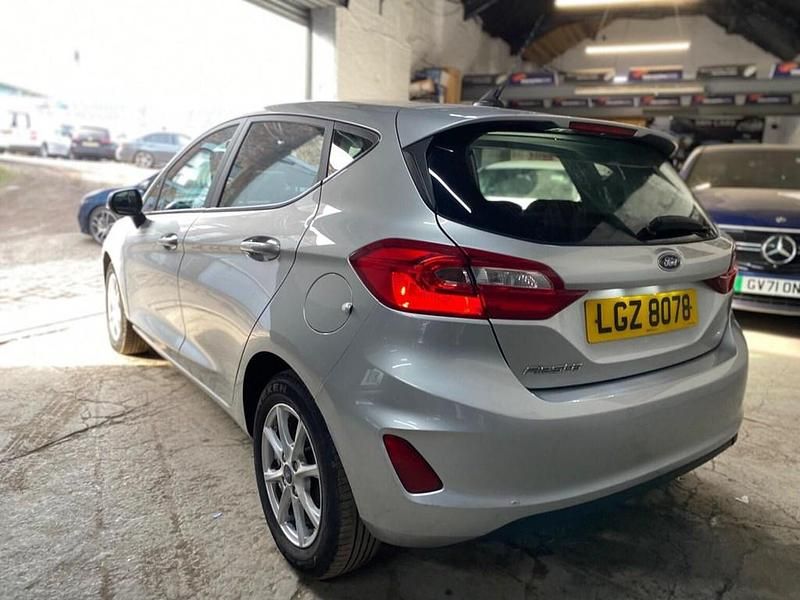 Used Ford Fiesta Zetec 85 HP (62 kW) 2018 Silver Hatchback