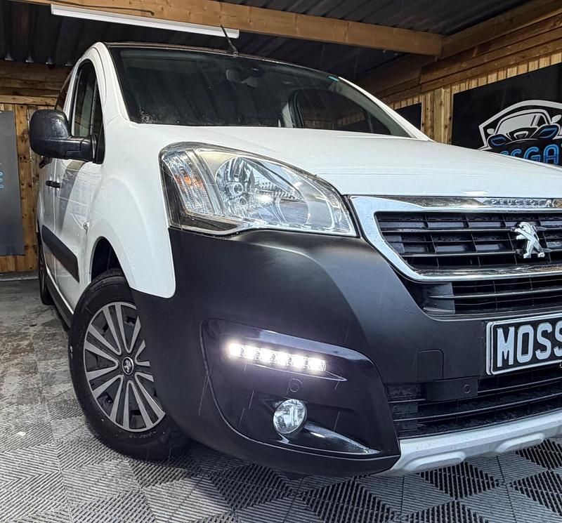 Used Peugeot TePee Outdoor 2016 White MPV