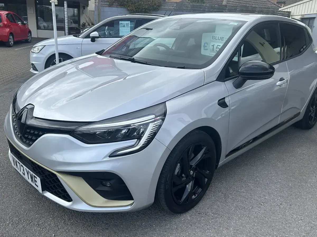 Used Renault Clio Engineered 140 HP (102 kW) 2023 Silver Hatchback