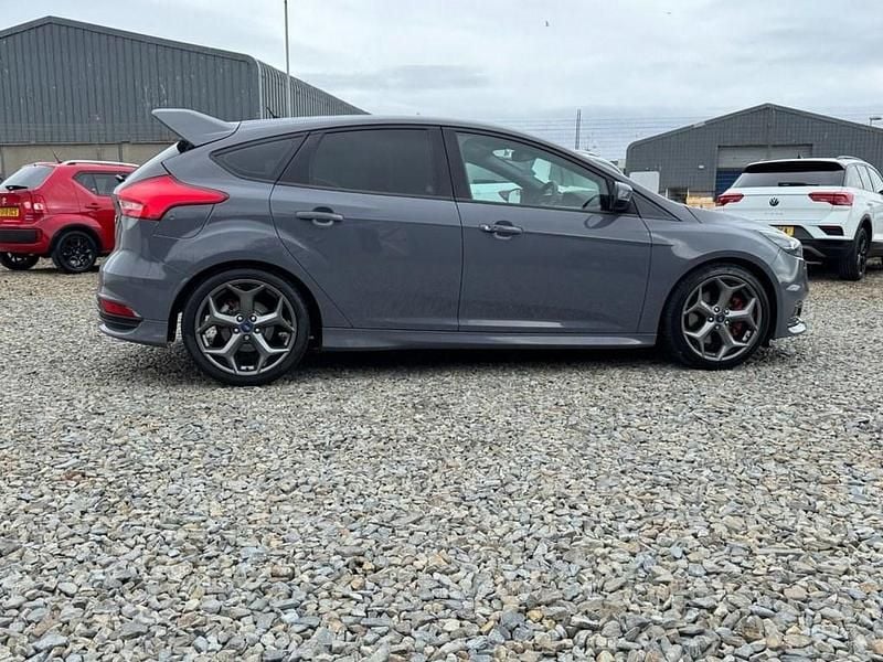 Usado Ford Focus ST 250 HP (183 kW) 2016 Cinzento Citadino
