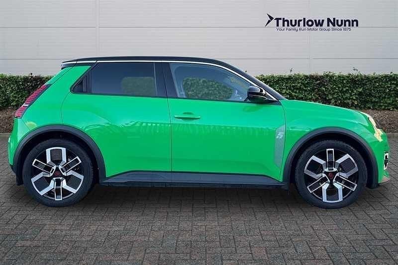Used Renault 5 E-Tech Komfort 110 kW (150 HP) 2025 Green/black Hatchback