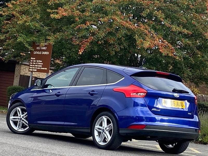 Begagnad Ford Focus Zetec 2016 Blå Halvkombi
