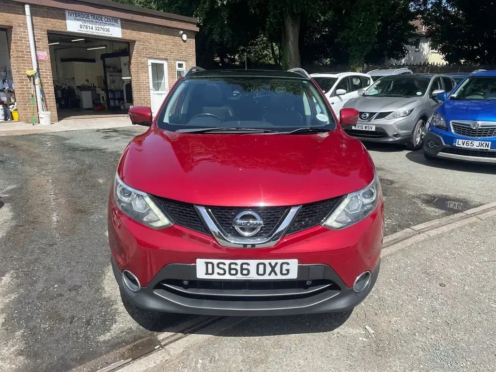 Used Nissan Qashqai S 110 HP (80 kW) 2016 Red SUV