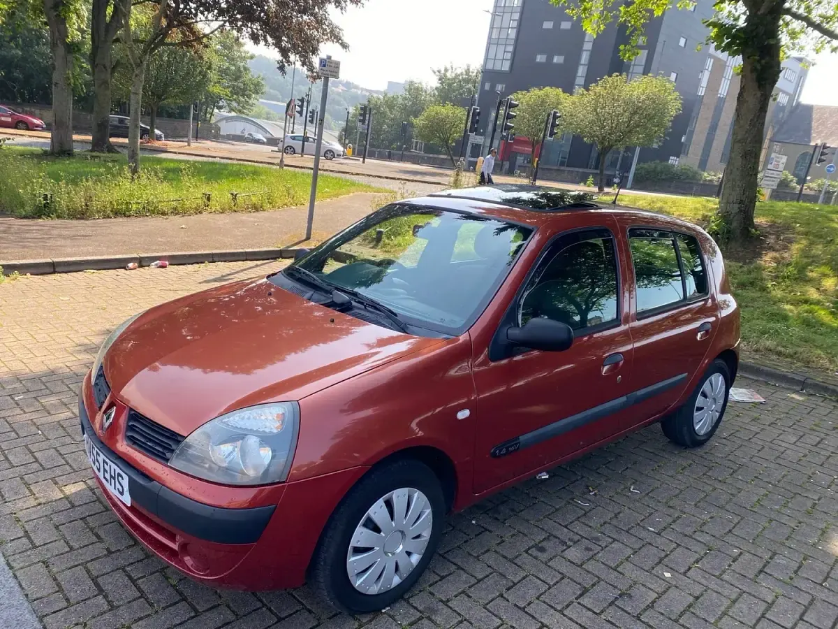Used Renault Clio Expression 98 HP (72 kW) 2005 Red Hatchback