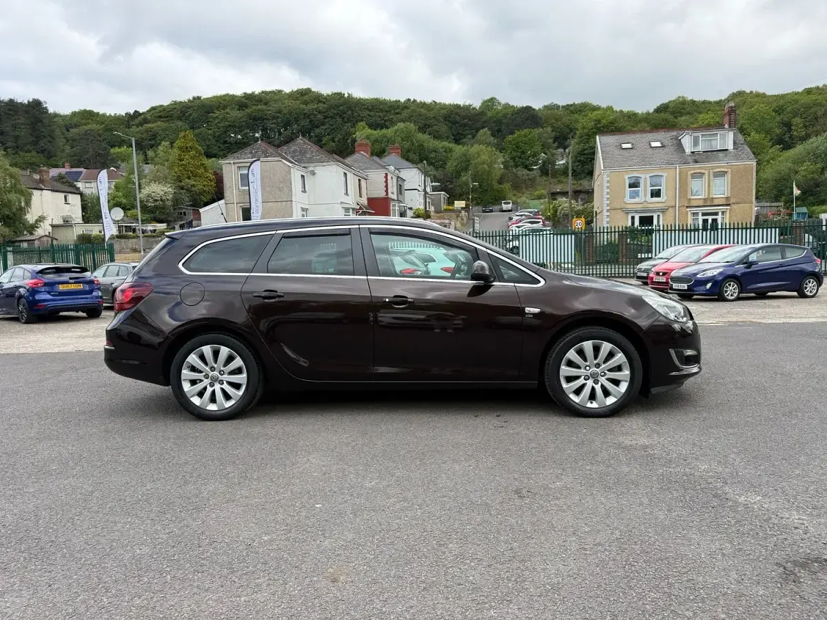 Used Vauxhall Astra Elite 165 HP (121 kW) 2014 Brown Estate