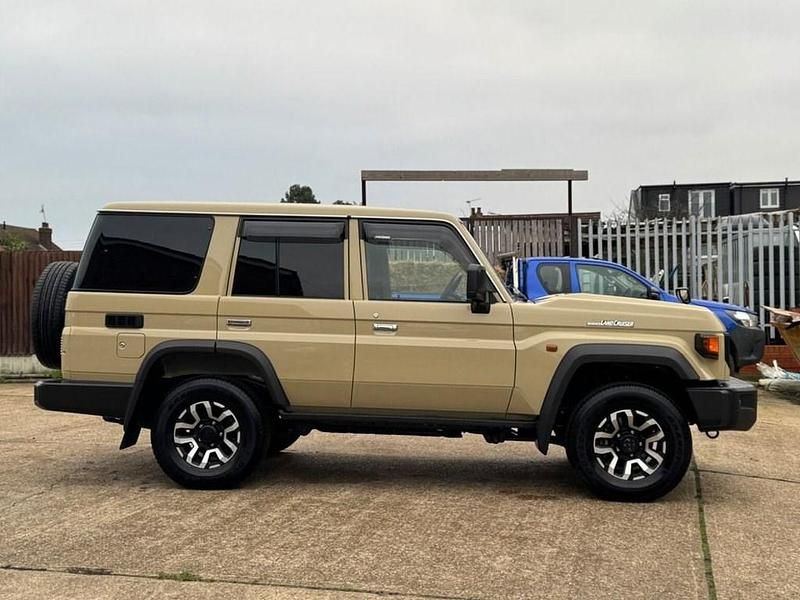 New Toyota Land Cruiser 204 HP (150 kW) 2025 Beige/black