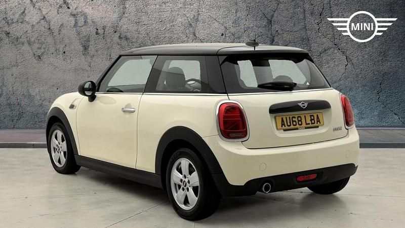 Used Mini Cooper Classic 134 HP (98 kW) 2019 White Hatchback