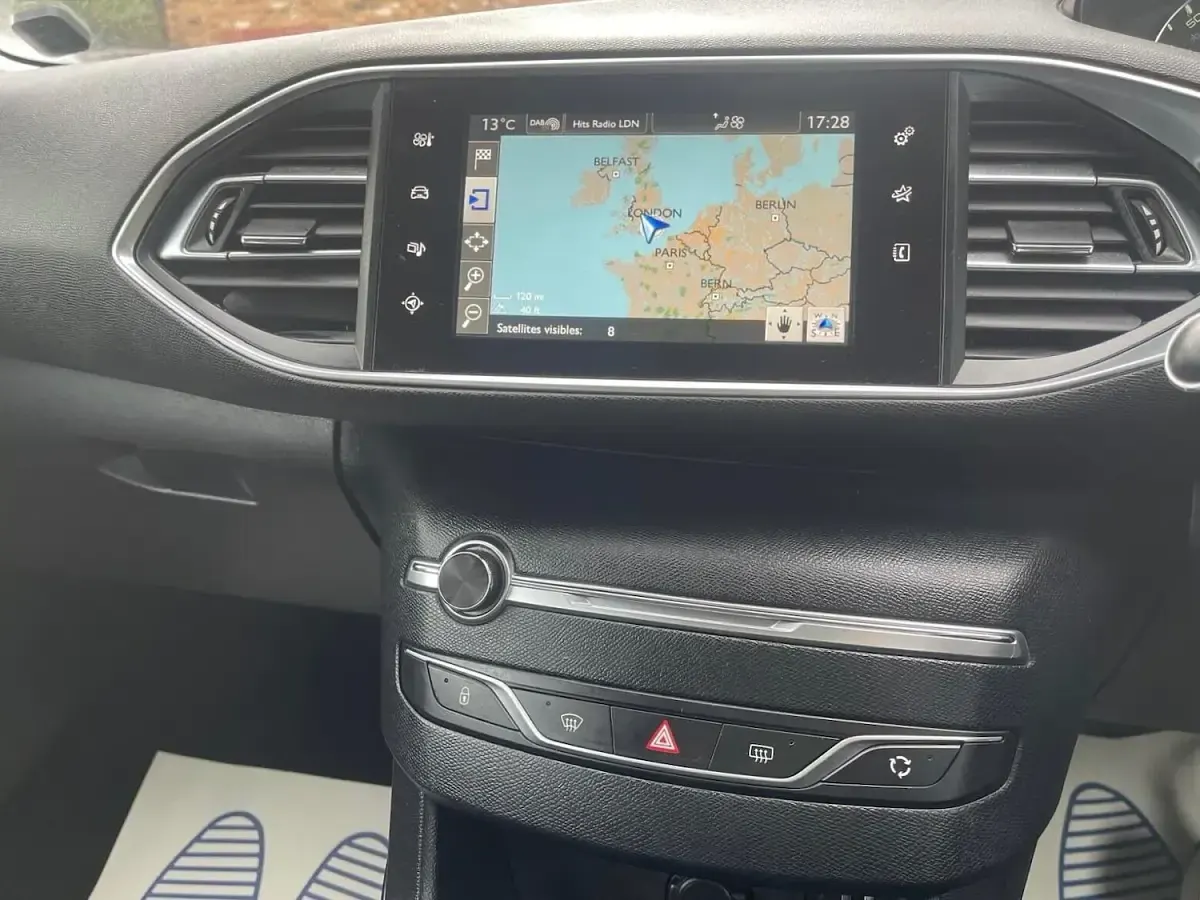 Usado Peugeot 308 Allure 130 HP (95 kW) 2017 Preto Carrinha