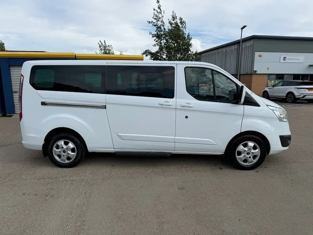 Used Ford Tourneo Custom Titanium 130 HP (95 kW) 2017 White Van