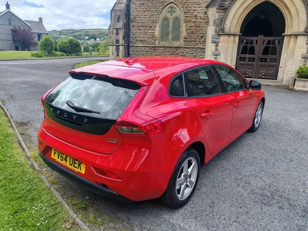Gebraucht Volvo V40 115 PS (84 kW) 2015 Rot Kleinwagen