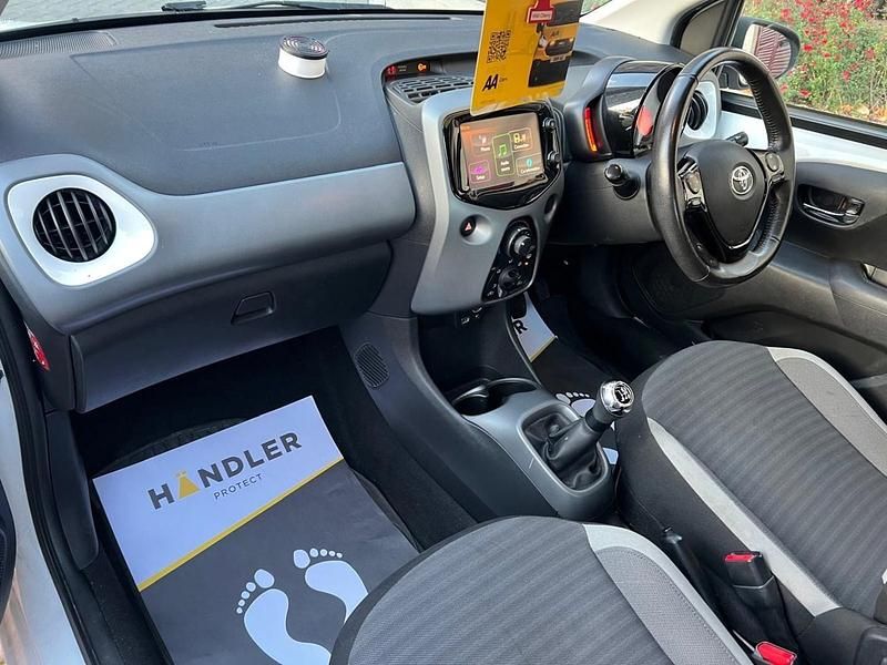 Used Toyota Aygo X-play 2018 White Hatchback