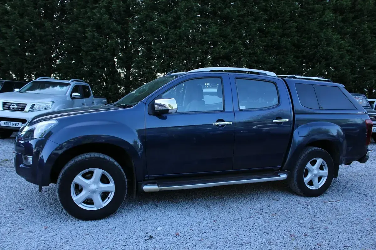 Used Isuzu D-Max 161 HP (118 kW) 2016 Blue Pickup