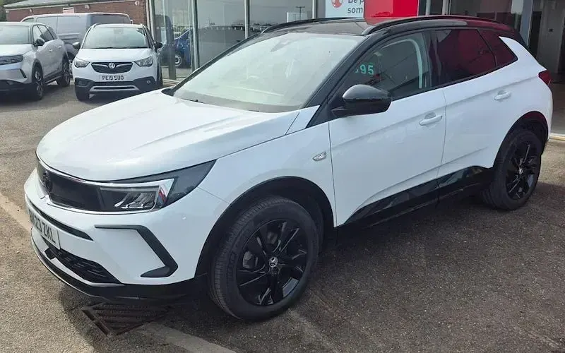 Used Vauxhall Grandland X GS Line 131 HP (96 kW) 2022 White SUV