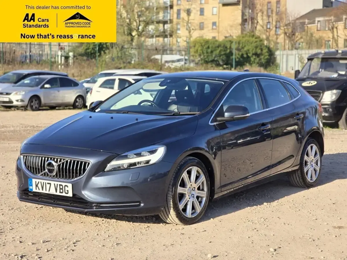 Usado Volvo V40 Inscription 120 HP (88 kW) 2017 Azul Citadino