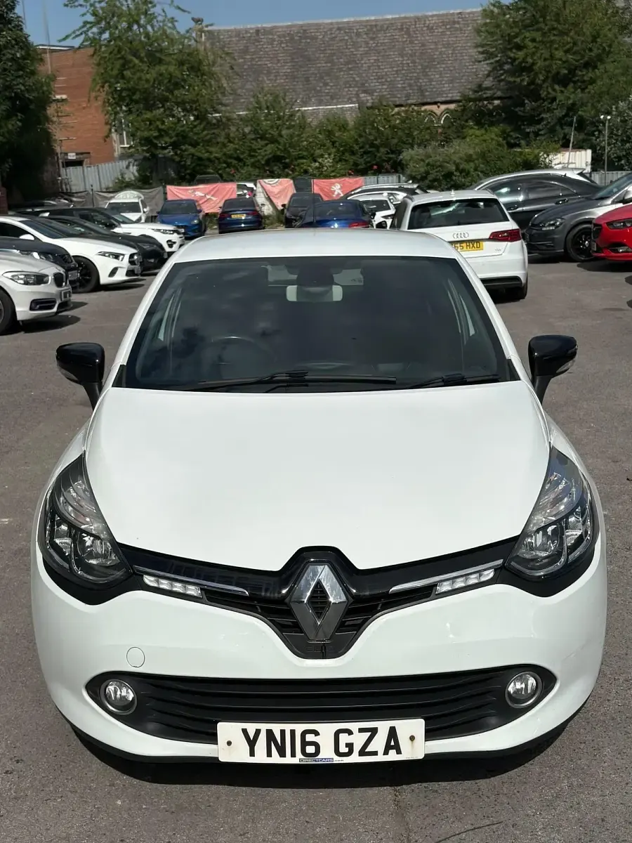 Used Renault Clio Dynamique 90 HP (66 kW) 2016 White Hatchback