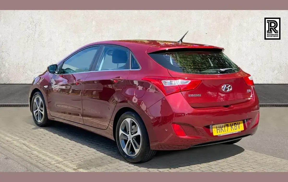 Used Hyundai i30 SE 99 HP (72 kW) 2017 Red Hatchback