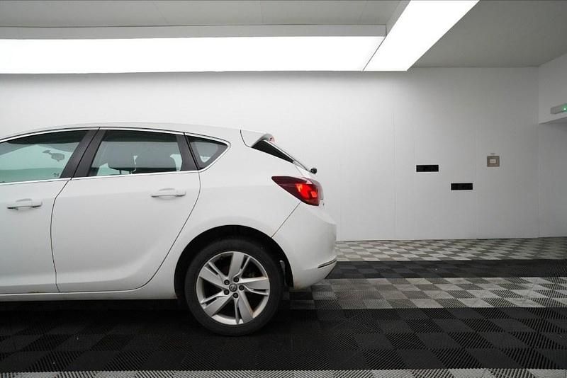 Used Vauxhall Astra SRi 2012 White Hatchback