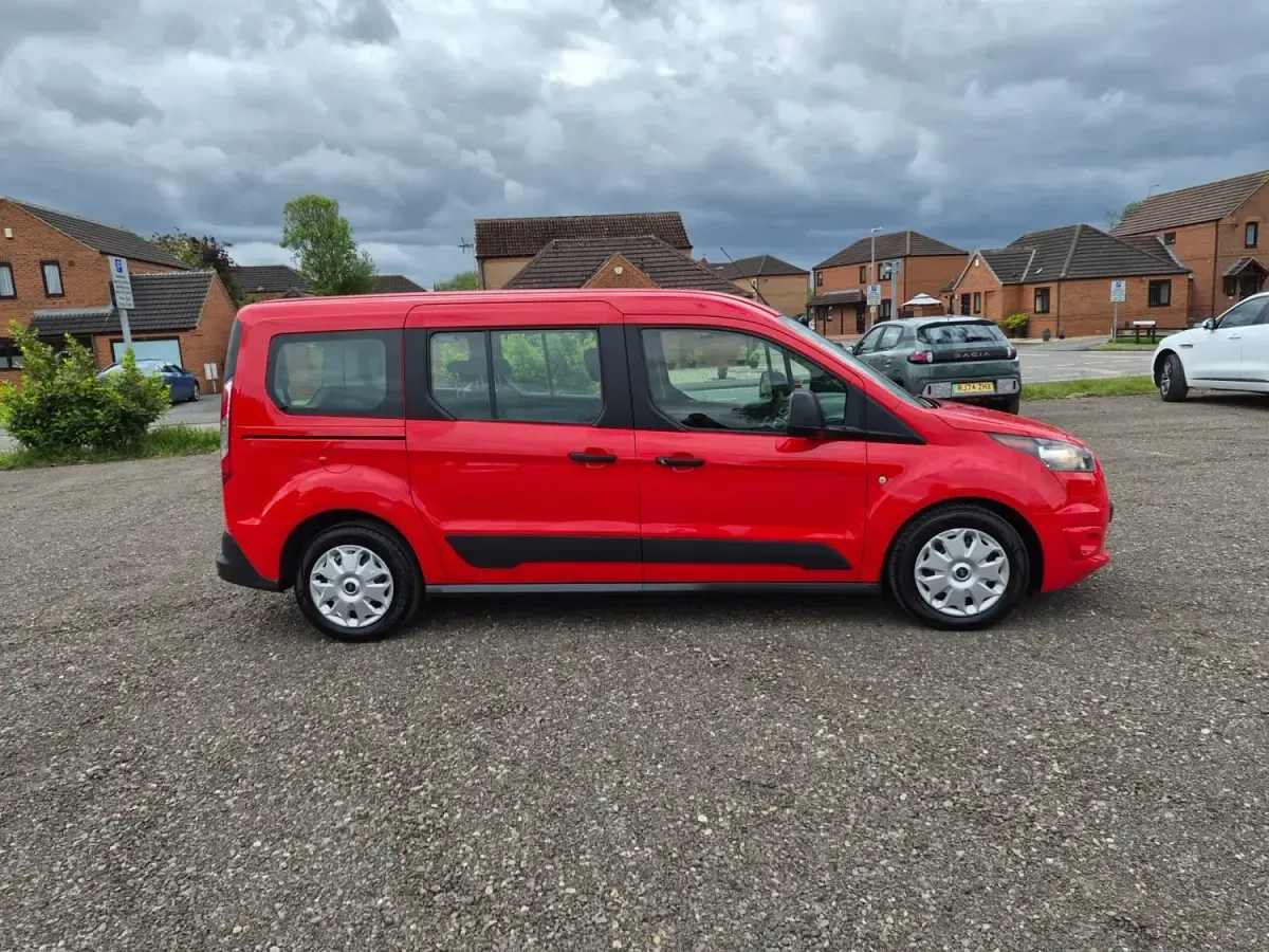 Usado Ford Tourneo Connect Zetec 120 HP (88 kW) 2017 Vermelho Monovolume