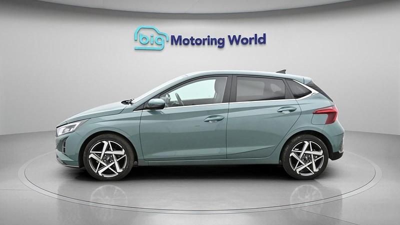 Used Hyundai i20 Premium 100 HP (73 kW) 2024 Green Hatchback