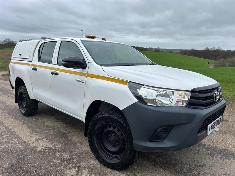 Used Toyota HiLux Active 150 HP (110 kW) 2018 White Pickup
