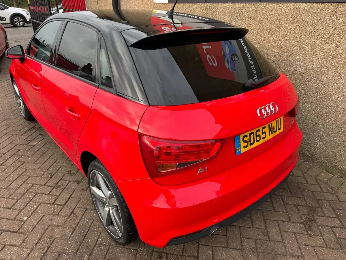 Usado Audi A1 Sportback Sport 116 HP (85 kW) 2015 Vermelho Citadino