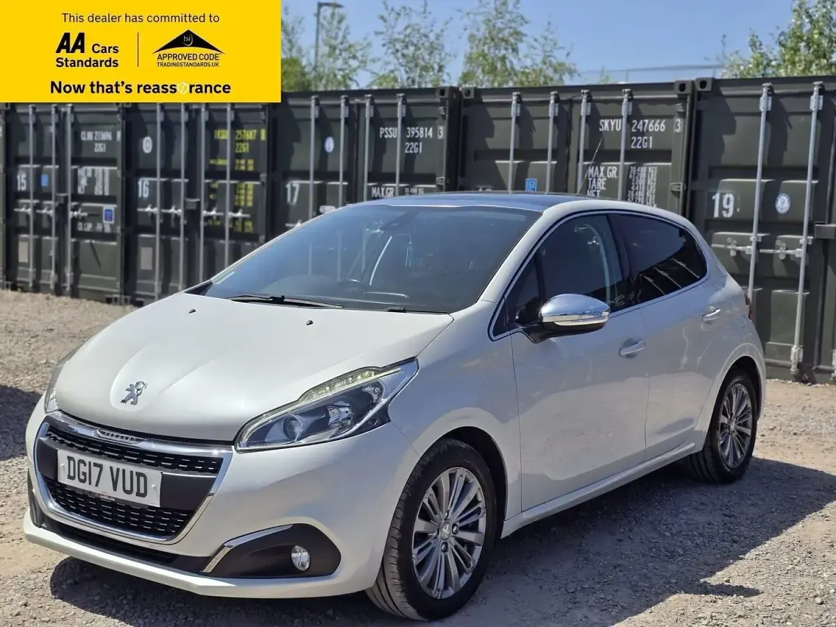 Used Peugeot 208 Allure 110 HP (80 kW) 2017 White Hatchback