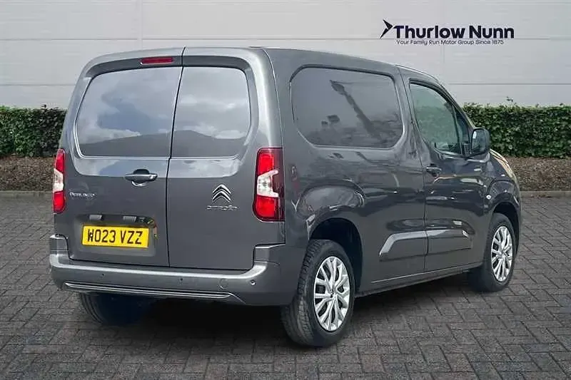 Używany Citroën Berlingo Start 100 KM (73 kW) 2023 Szary Minivan