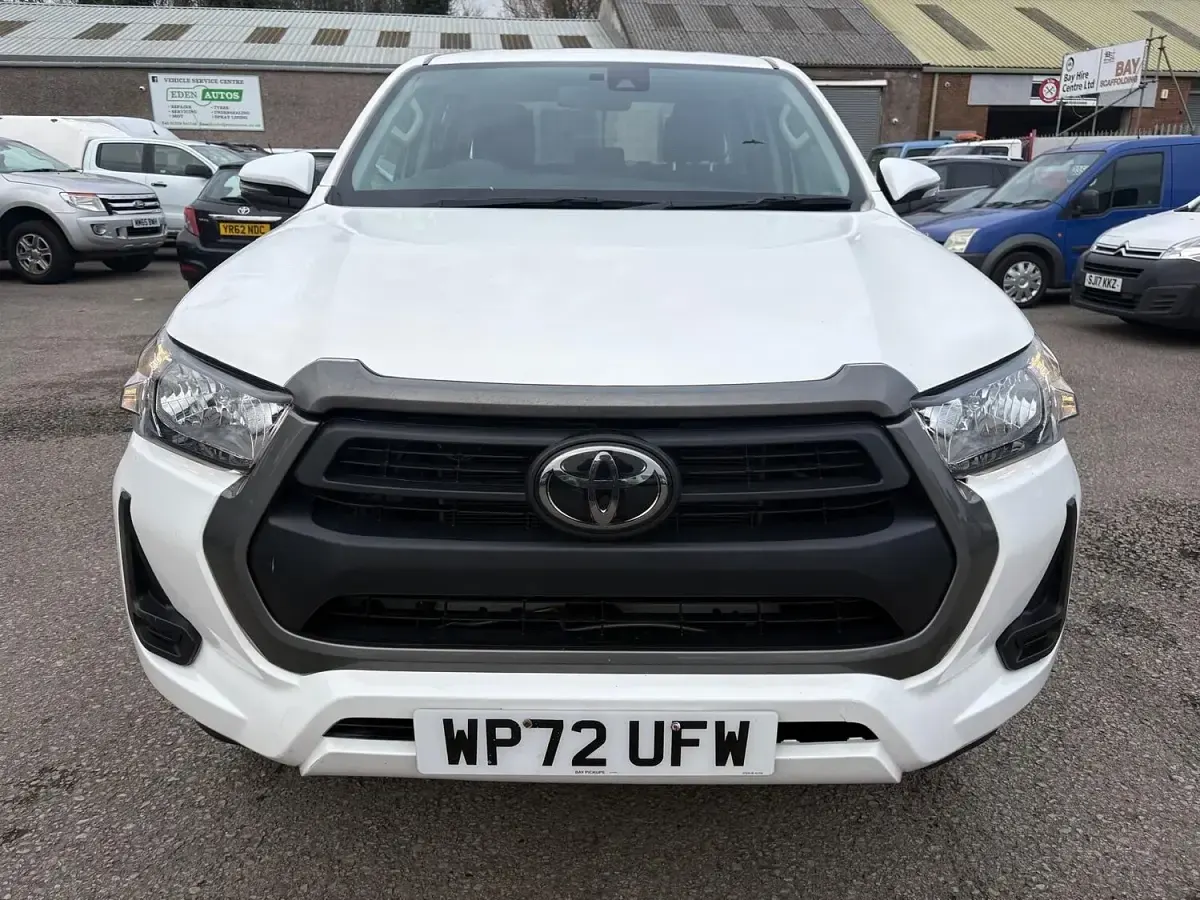 Used Toyota HiLux Active 150 HP (110 kW) 2023 White Pickup