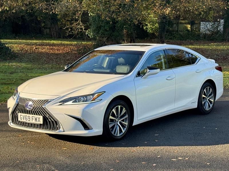 Used Lexus ES300H 2019 White Sedan