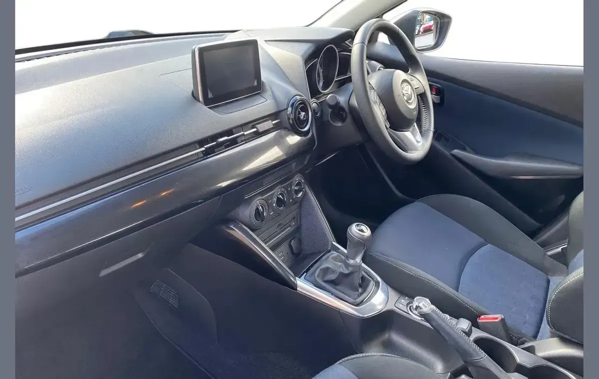 Used Mazda 2 88 HP (64 kW) 2016 White Hatchback