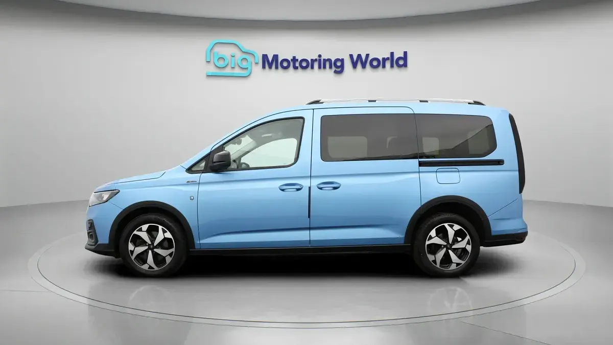Used Ford Grand Tourneo Connect Active 122 HP (89 kW) 2023 Blue MPV
