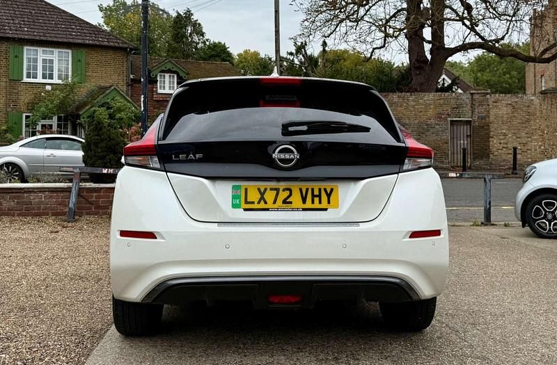 Begagnad Nissan Leaf Tekna 110 kW (150 HK) 2022 Vit Halvkombi