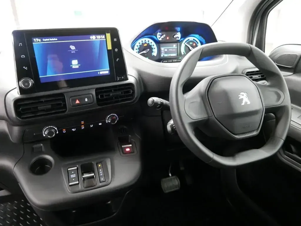 Gebraucht Peugeot E-Partner Premium 100 kW (136 PS) 2024 Weiß Van / Kleinbus