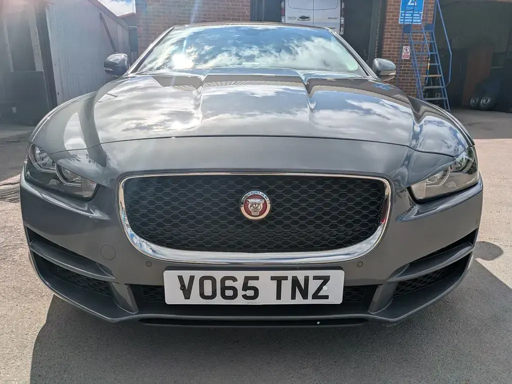 Używany Jaguar XE Prestige 2015 Szary Sedan/Limuzyna